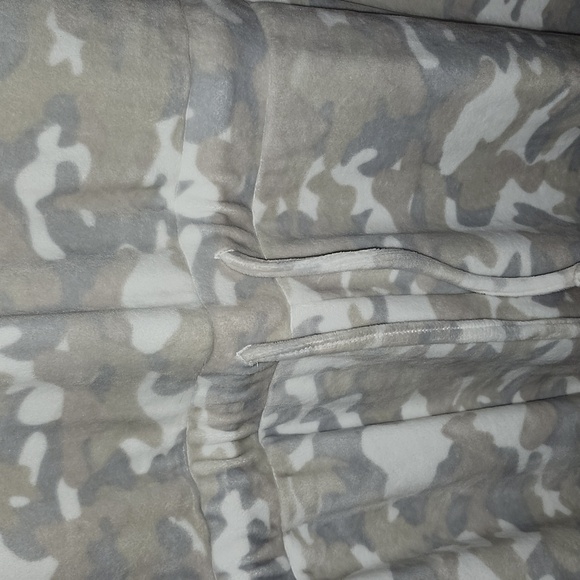 AEROPOSTALE Fleece Camo Onesie, Light Netural Colours, Size L, BNWT - Picture 4 of 6